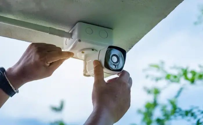 Instalasi sistem CCTV oleh tim MJT